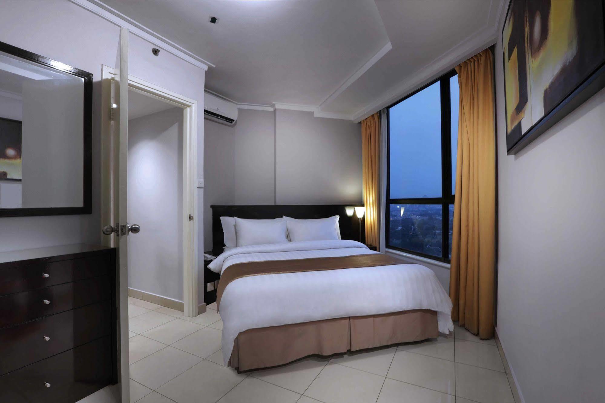 Horison Ultima Suite & Residences Rasuna Jakarta Exterior foto